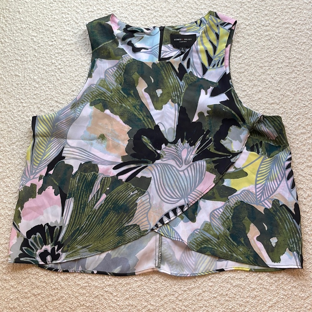 Romeo + Juliet Olive Floral Print crop Top size large